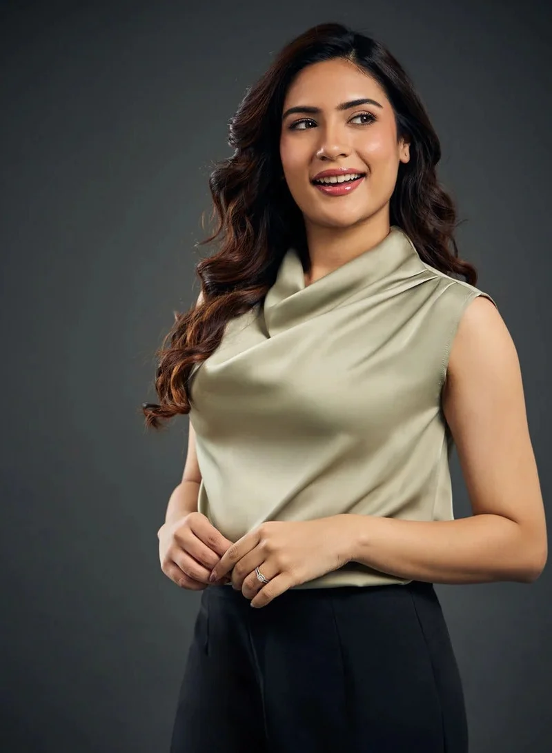 زجزاج بلوزة ساتان بدون أكمام مطوية بلون واحد